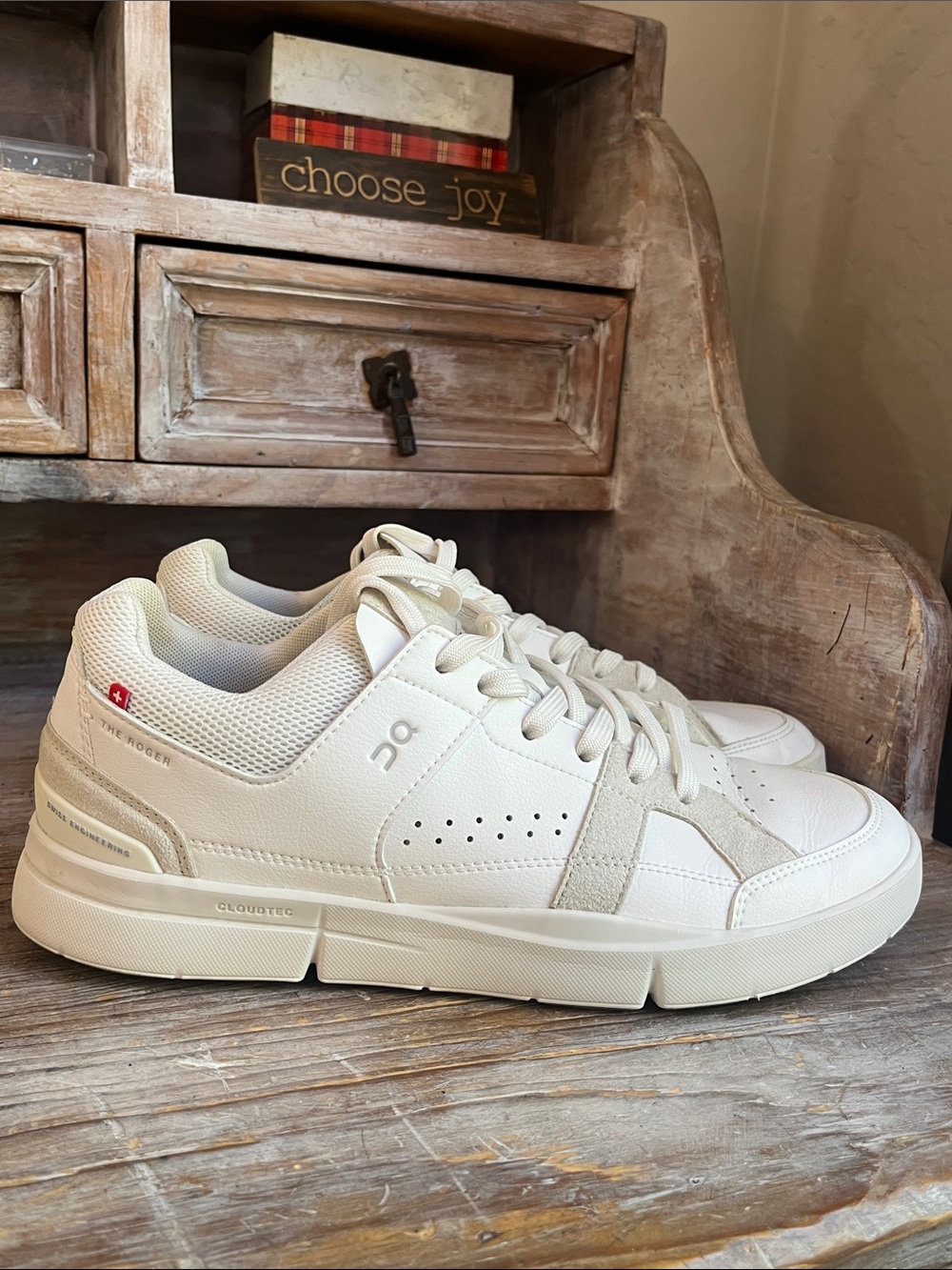 🤍 On Running The Roger Size 10 White Leather Sneakers Grey